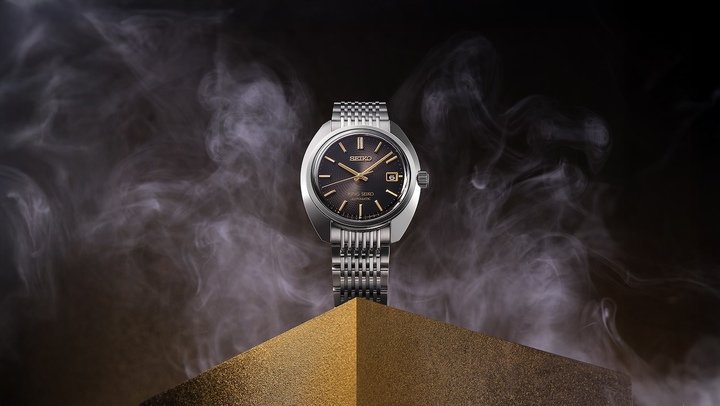 The new King Seiko watch features a dial inspired by the pattern that Kintaro arranged to have engraved on his timepieces. Its gray gradation darkens toward the edge, enhancing both the intricate beauty of the pattern and the brilliance of the gold-colored hands, indexes, and letters.