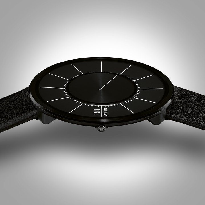 The newest launch from the Edge collection, equipped with a quartz movement, measures a total 3.3mm thick and features a single hand along with a floating disc.