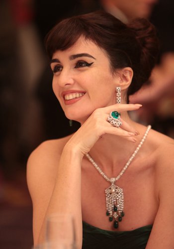 Spanish actress Paz Vega plays the role of Maria Callas. She wears contemporary Cartier creations: a platinum necklace of pearls, diamonds and emeralds; white gold pendant earrings of diamonds, onyx and emeralds; a Panthère ring in emeralds, onyx and diamonds, and a white gold diamond bracelet.