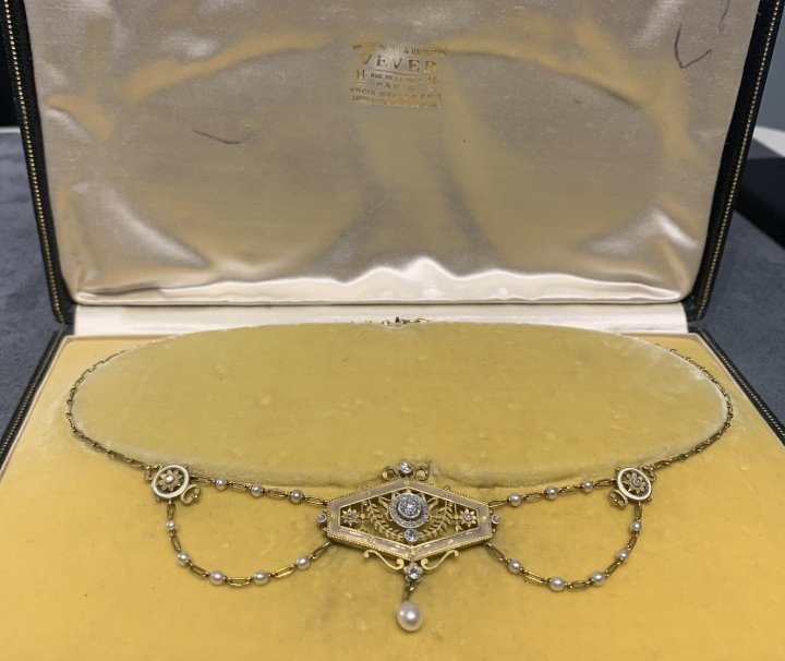 F. Torroni SA – Pearl, diamond and enamel necklase, with a chasing work by Vever, and maker's mark of the worker who made it, Léopold Gautrait, circa 1904