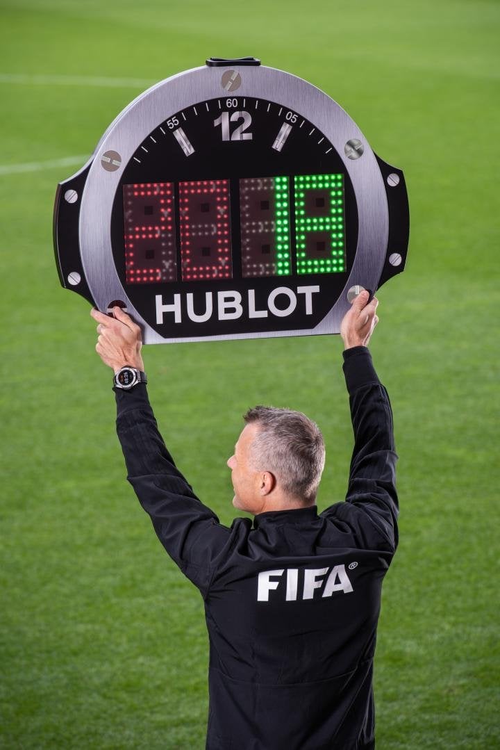 Assistant referee Bjarn Kuipers raising the Hublot watch during the World Cup in Russia in 2018. On his wrist, a smartwatch by the brand.