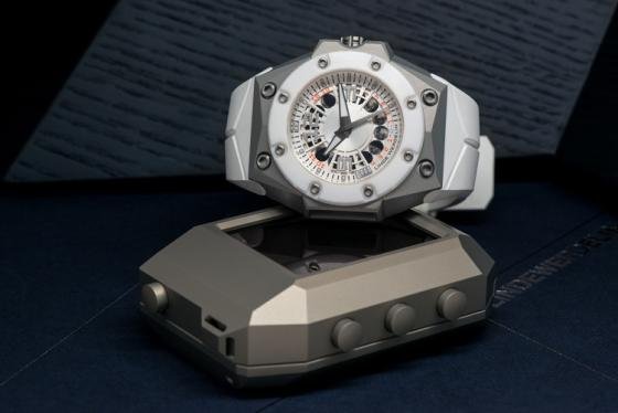 Linde Werdelin resurfaces with the new Oktopus MoonLite – White