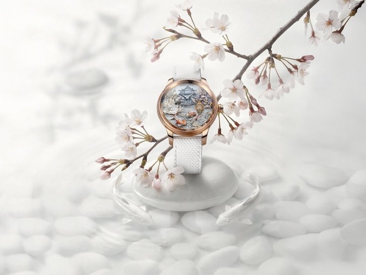 The Petite Heure Minute Jardin Japonais is a unique piece that brings to life a private collector's vision of an ideal Japanese garden. A subtle layer of semi-translucent grey paint creates a striking sense of depth. The temple is composed of 25 appliqués - mostly crafted in sculpted and engraved mother-of-pearl - set against a dial also made of mother-of-pearl. A true goldsmith's work, executed entirely by hand, to the nearest tenth of a millimetre.