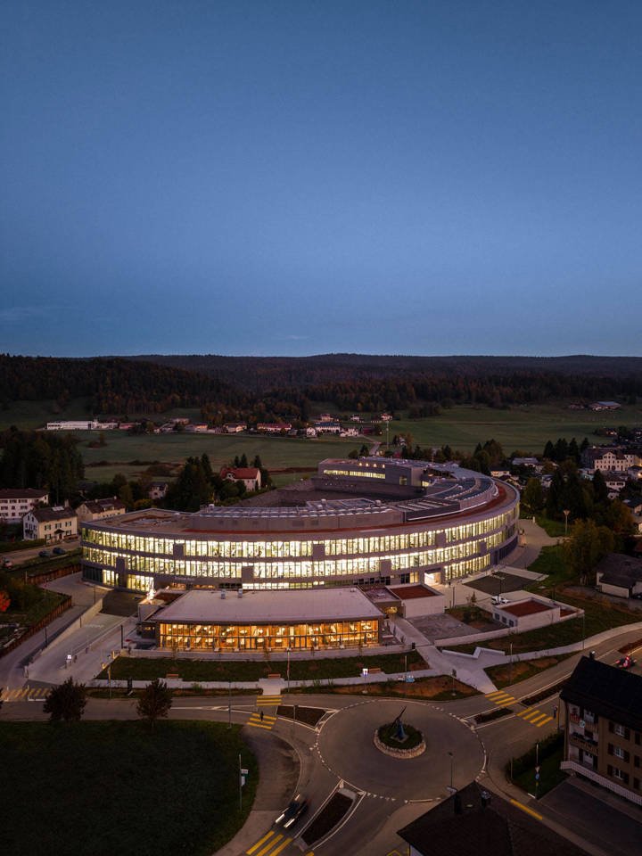 Featuring a 321-meter-long façade, the Arc centralises technical expertise previously spread across the Vallée de Joux, fostering collaboration and exchange.