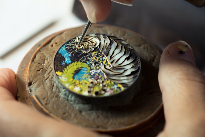  Anita Porchet demonstrates her mastery of cloisonné enamel for the tiger's head on this Hermès dial. Colours are separated by gold wires that are applied by hand, to create a wonderful impression of depth.