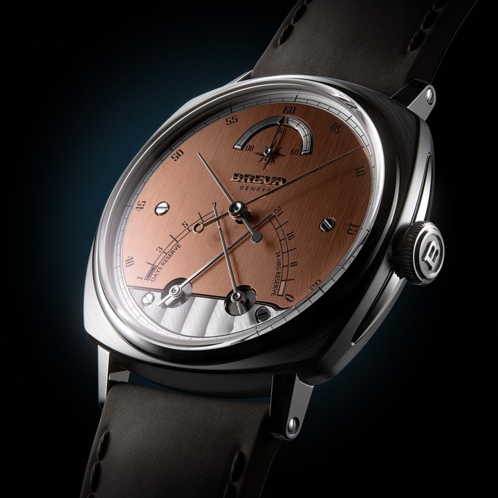 The finishes are in keeping with the great Swiss watchmaking tradition: Côtes de Genève, circular satin finishing, polished chamfers.