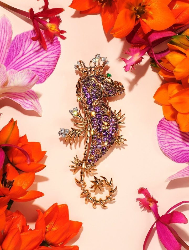Tiffany & Co. - Schlumberger® Collection Botanica: Blue Book 2022 Seahorse brooch in 18k yellow gold and platinum with purple sapphires, spessartines, one emerald and diamonds