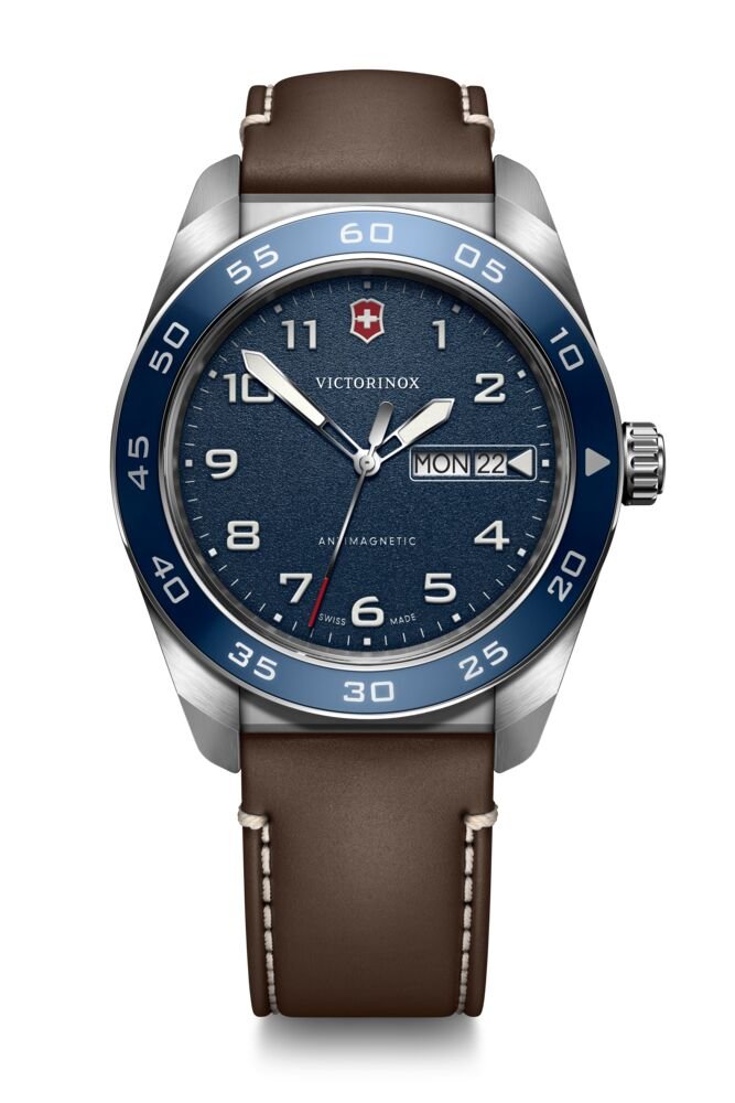 In stainless steel, the Swiss Army collection covers Quartz, Chrono and Automatic models in a 42mm size. Shock-resistance and water-resistance to 100 metres are ISO-certified. 5-Year Warranty +.