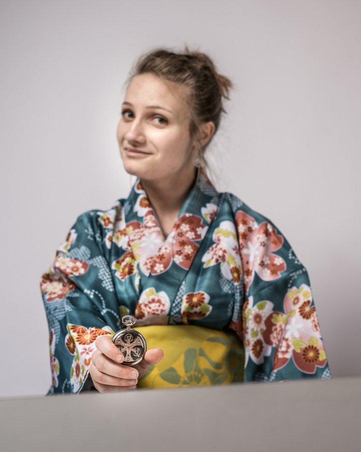 Shona Taine, aged 19, at the ceremony for the 2017 Prix Avenir Métiers d'Art awards. She is holding her end-of-studies watch which she named “La Route du Thé”. (Photo: Augustin Détienne)