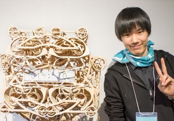 Japanese student makes clock that “writes” the time