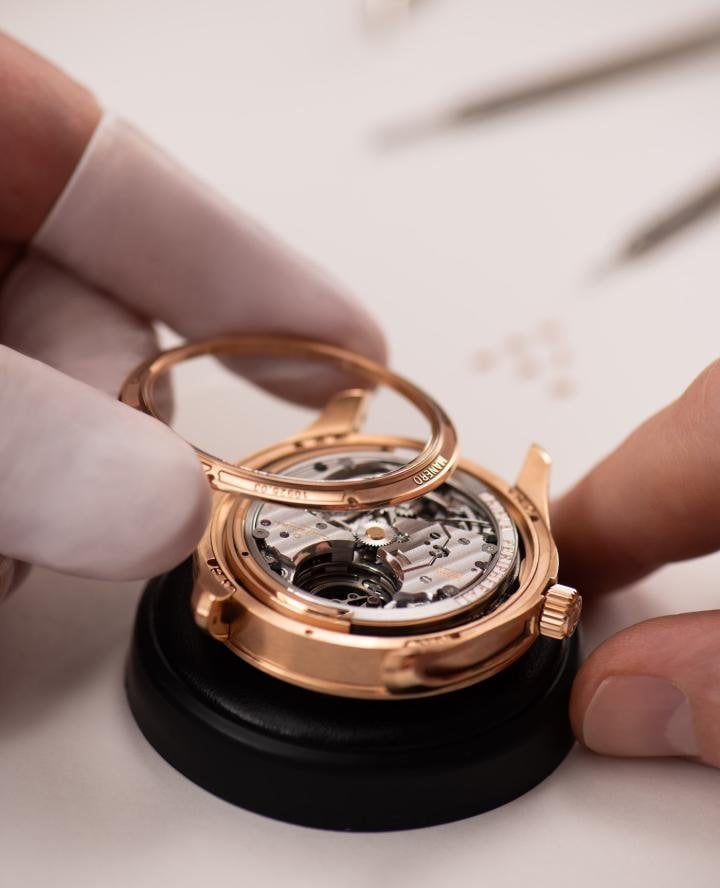 In 2008, Carl F. Bucherer was the first brand to incorporate a peripheral rotor into a series-produced watch. This was followed ten years later by a peripherally mounted tourbillon. Both technologies are combined with a minute repeater with peripheral mounted regulator in the new Manero Minute Repeater Symphony Triple Peripheral.