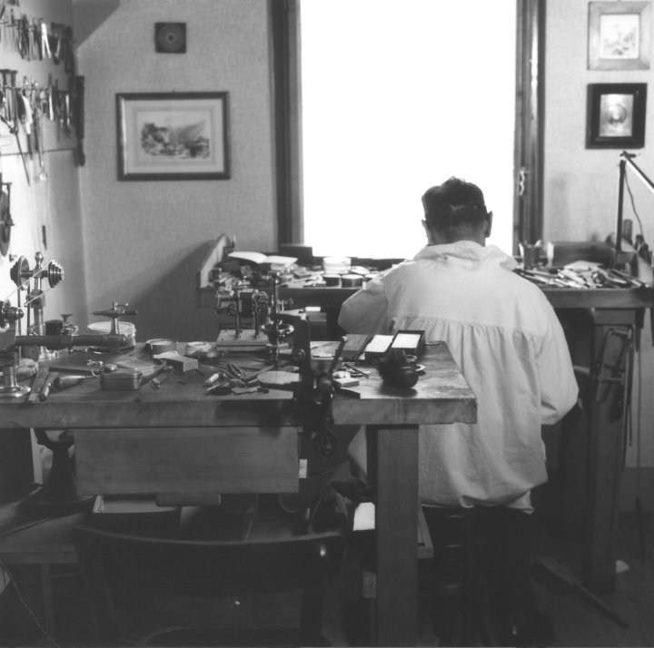 City of Geneva, Archives of the Museum of Art and History. Louis Cottier at his workbench, Carouge, photograph around 1950. 