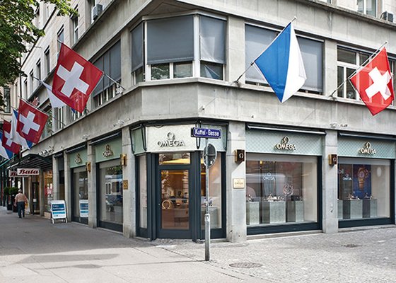 STUDIES - Two spotlights turned on to THE DEVELOPMENT OF THE SWISS WATCH INDUSTRY