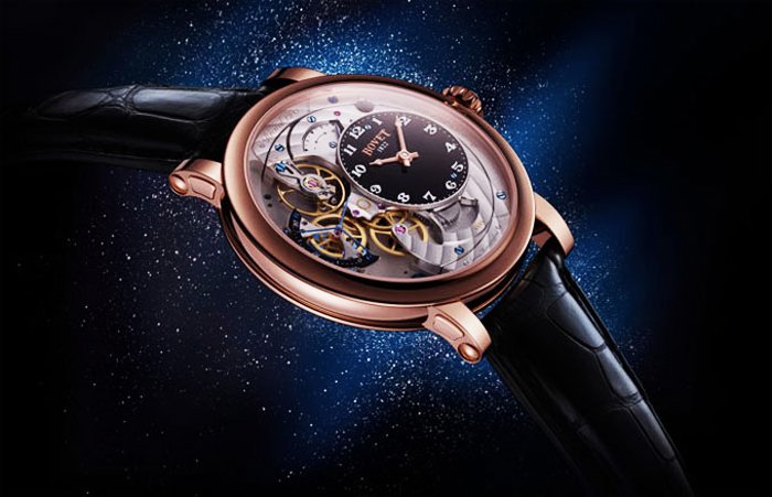 Optimizing its volumetric properties, dial-makers succeeded in creating a link between the visible functions of the movement and the classicism of the timepiece. 