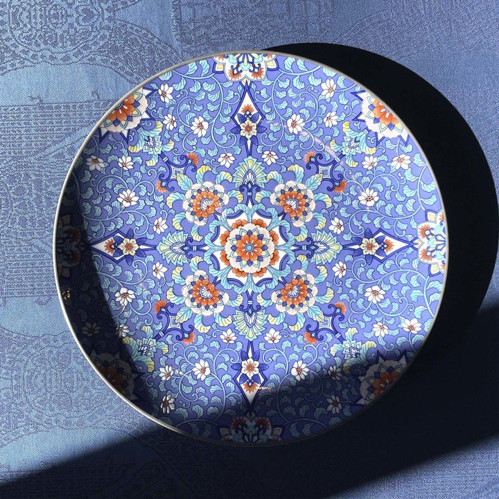 This timepiece features a dial created in collaboration with Hataman Touen, a prestigious kiln renowned for Imari Nabeshima porcelain. Among the various styles of Imari porcelain, Imari Nabeshima ware was nurtured in Okawachiyama, a place in Imari famously known as the “village of secret kilns.” During the Edo period (1603-1868), the Nabeshima domain's official kiln produced Imari Nabeshima porcelain as offerings for the shogunate and feudal lords. Such pieces were created using sophisticated techniques that were strictly kept within the domain.