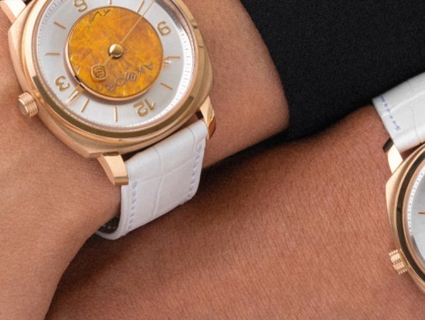 Akhor: Geological time on a floating dial