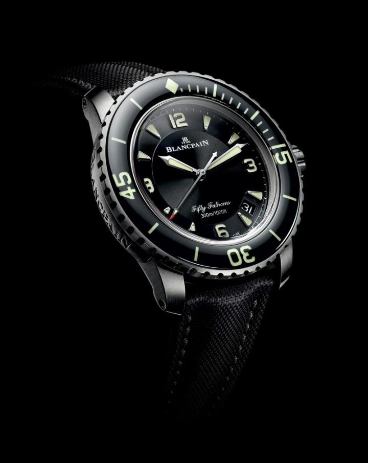 Fifty Fathoms Automatic in titanium. Since 2007, the Fifty Fathoms has displayed a date between 5 o'clock and 7 o'clock, without affecting its historical appearance. This version is intended for daily wearers, not just divers.