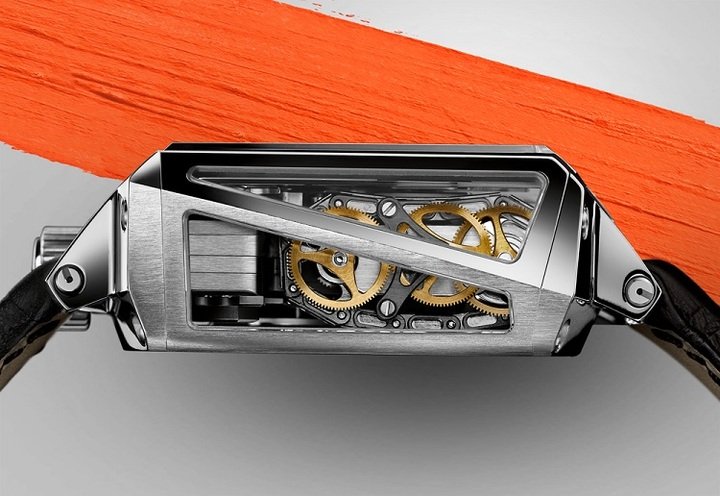 The angled HR2.0 movement from the side