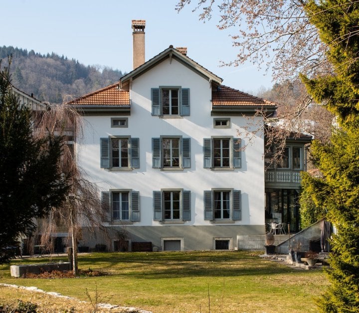 A villa in Renfer-Park, Biel/Bienne, is home to Ateliers Hervé Schlüchter