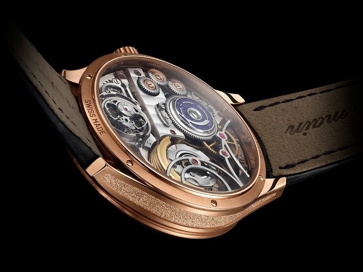 The RVI2023 movement that equips the Renaud Tixier Monday. 315 components. The barrel cover is decorated with purple Grand Feu enamel (a colour which, in the work of the painter Wassily Kandinsky, represents Monday).