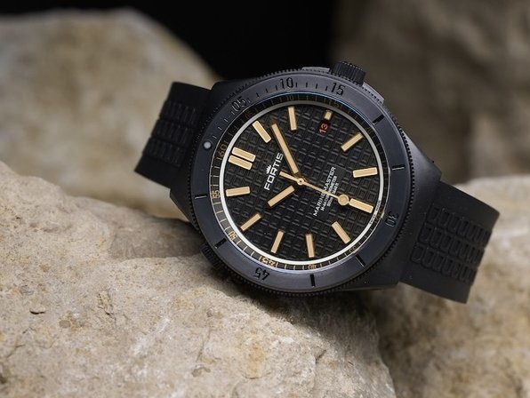 Fortis unveils the Marinemaster M-44 DLC Gravity Black and Black Resin