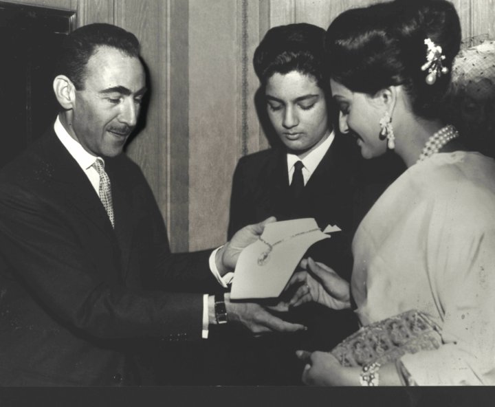 Pierre Arpels shows the Princie diamond to the Maharani of Baroda (1960)