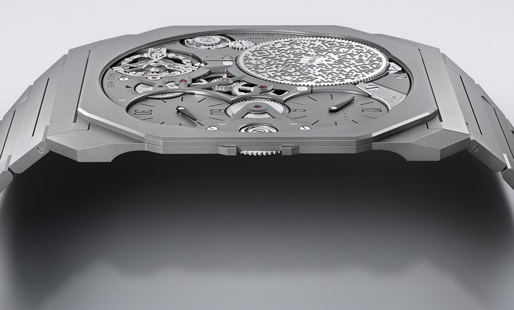 After seven consecutive world records, here is the eighth: the Octo Finissimo Ultra. It opens a new era of ultra-thin profiles, measuring just 1.80 millimetres. A total of eight patent applications have been filed. They relate to the watch glass assembly, barrel structure, oscillator module, differential display, modular structure, bracelet, bimetallic case, middle-mainplate/caseback, as well as the Bvlgari Singvlarity software technology.