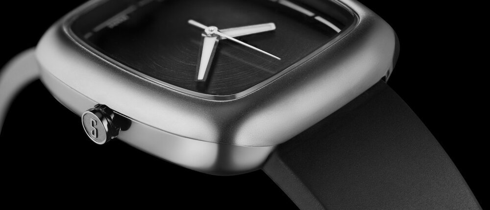 Supernova SN 2140: A mechanical watch with a new way to pay