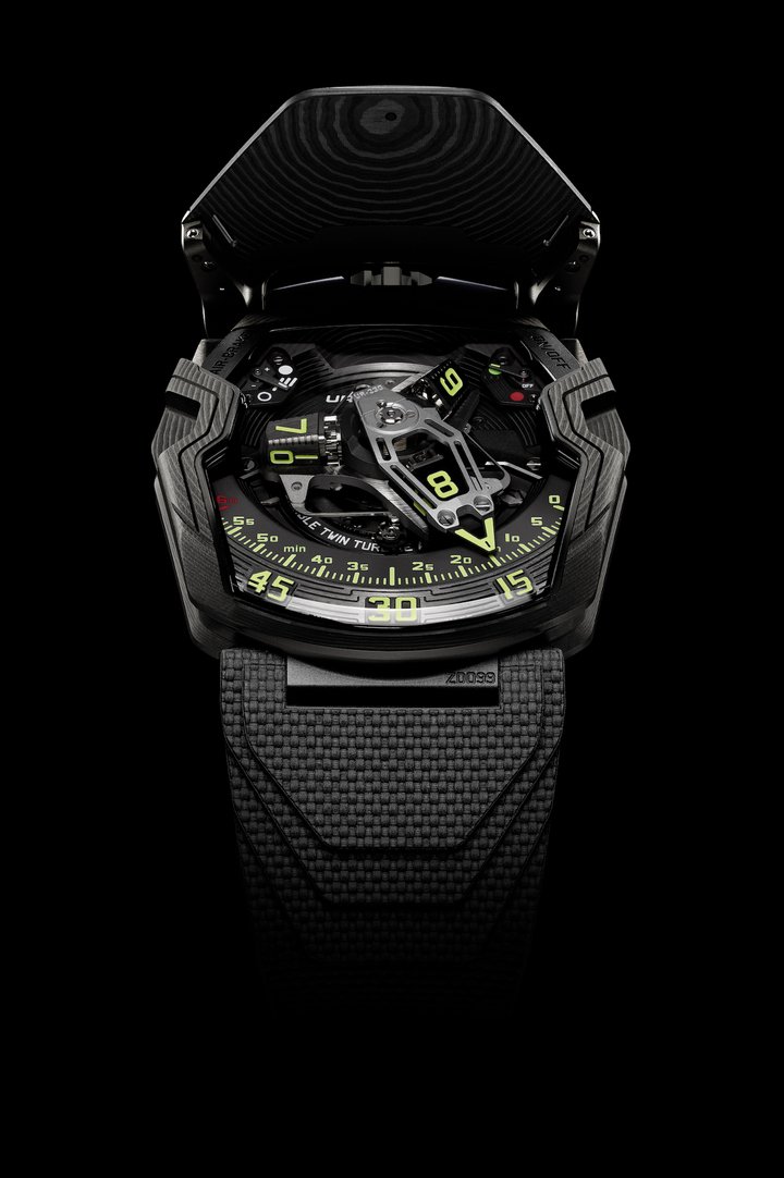 The latest creation from Urwerk is the UR-230 inspired by the Opus 5 made for Harry Winston in 2005. It nickname is Eagle, because it “hunts” time with its huge retrograde hand.