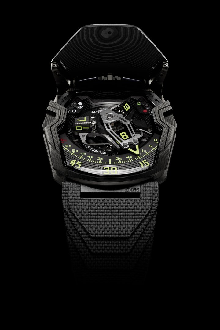 The latest creation from Urwerk is the UR-230 inspired by the Opus 5 made for Harry Winston in 2005. It nickname is Eagle, because it “hunts” time with its huge retrograde hand.