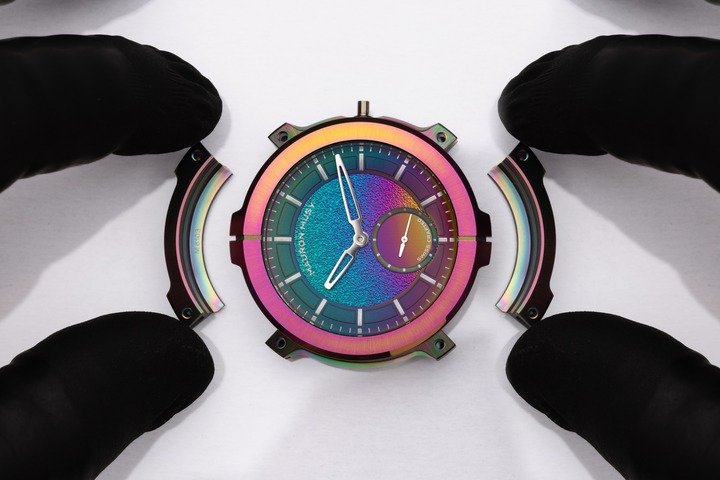 The innovative coating of the limited-edition MU06 Mayura is based on a carbon structure. The arc evaporation process (Advanced Arc Technology) achieves extreme fineness, preserving the watch's most subtle details, while its particularly smooth surface significantly reduces friction and minimizes particle adhesion. When the metal comes into contact with the treatment elements, it reacts, revealing a palette of unpredictable iridescent reflections.