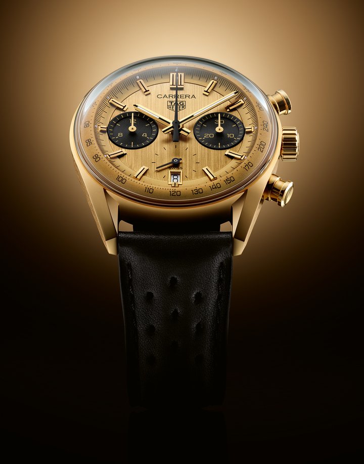 The spirit of the original 1960s designs finds resonance in the luxurious and well-proportioned 18K 3N yellow gold-plated dial of the new model. For improved legibility, the dial features contrasting black “azuré” subdials at 3 and 9 o'clock, reminiscent of the iconic reverse panda configuration.