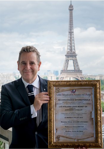 Jean-Marie Schaller with the IIPP award for the Ateliers Louis Moinet