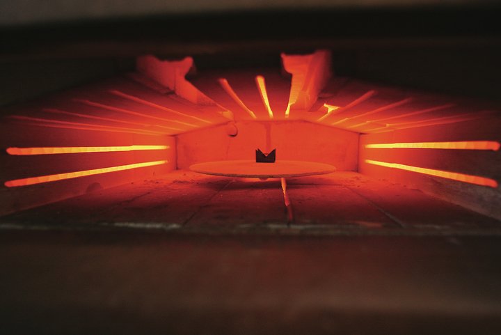 Metal plates coated with enamel powder are placed in the furnace for firing at more than 800°C. The final colour will depend on firing time and the thickness of the enamel layer, giving each dial its unique charm