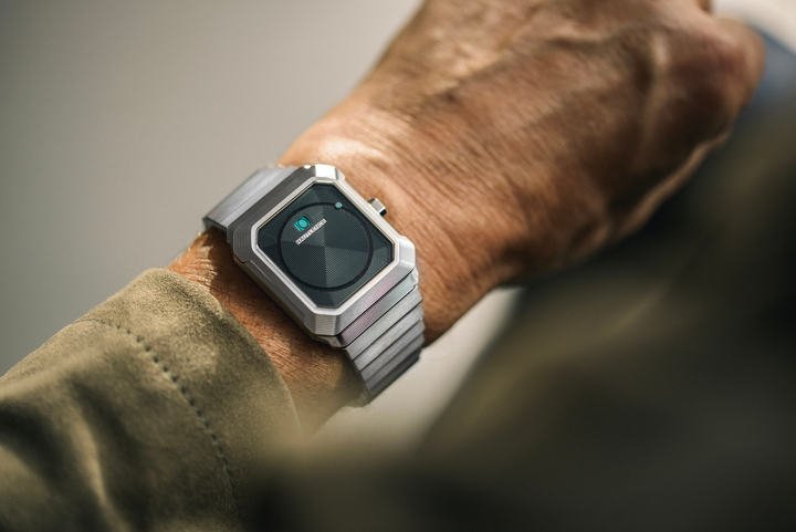 The Kubera: Hautlence's creative reinvention, featuring a new case, a new design, a new movement and a new positioning. The hour is displayed in a window. The minutes are indicated by a cursor travelling around the edge of the dial, guided by a rail concealed beneath the surface.