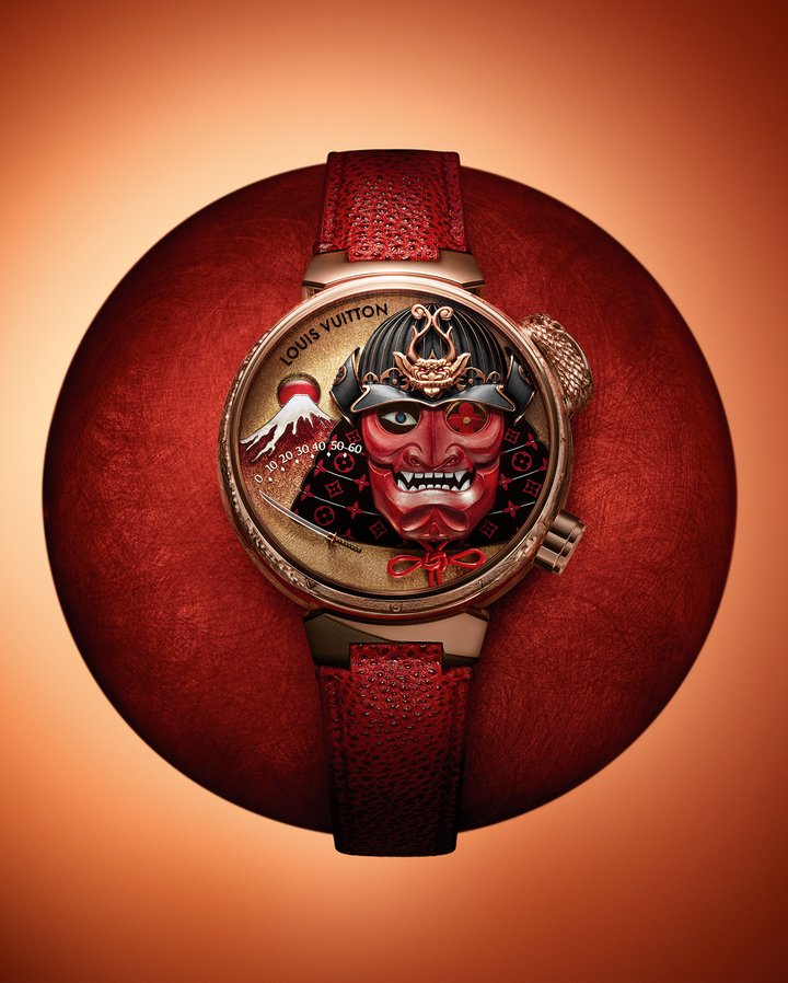 At the push of a button, the yokai, a supernatural creature, swings aside to reveal the jumping hour inscribed on the front of the helmet. Meanwhile, a retrograde display – depicted by a sleek katana sword – glides to indicate the minutes. After a few seconds, the complication animates one of the eyes, as if by magic, to transform from a rounded LV Monogram Flower into a pointed one. At the same time, the jaw opens to reveal a message – the words “Bushido”, written in striking red Japanese characters and framed by rows of hand-crafted mother-of-pearl teeth – before clenching shut again.