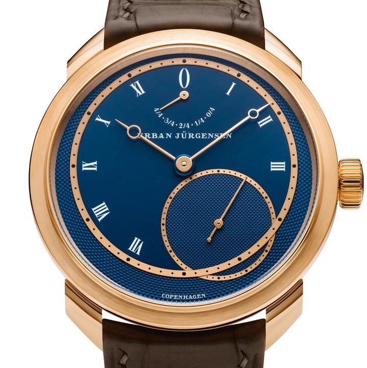 The UJ-2 distinguishes itself through its double-wheel natural escapement. At its core, twin escapement wheels work in seamless harmony, minimising friction and efficiently transmitting energy to the balance. A mechanism typically confined to flagship masterpieces here forms the foundation of the design, brought to life through serial production.