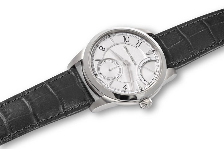 Entirely conceived, developed and crafted within the workshops in La Chaux-de-Fonds, the 1902 Power Reserve is equipped with the hand-wound MSE 311.00 movement, offering 120 hours of chronometric autonomy thanks to a redesigned balance, engineered to optimise the performance of the two barrels mounted in parallel.