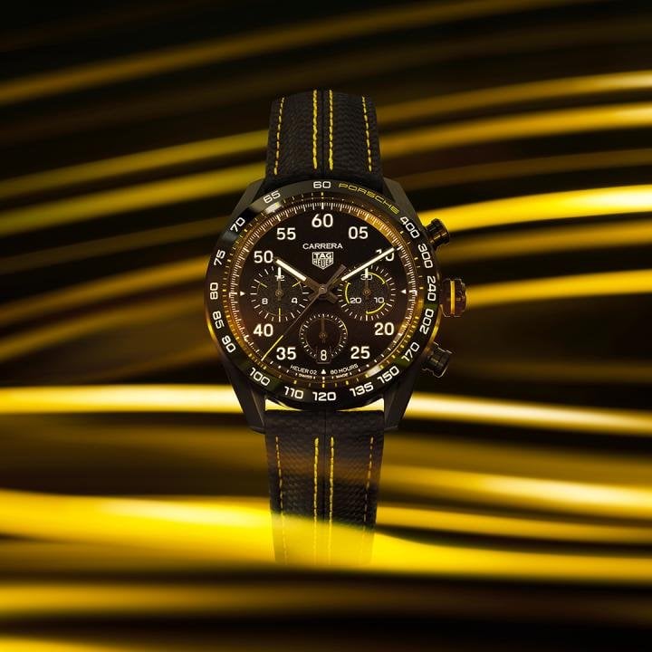 In February 2021, TAG Heuer and Porsche formed an ambitious partnership. They are presenting a new joint creation based on the Carrera Sport Chronograph. The yellow tones are inspired by the colour Porsche reserves for its sportiest vehicles.