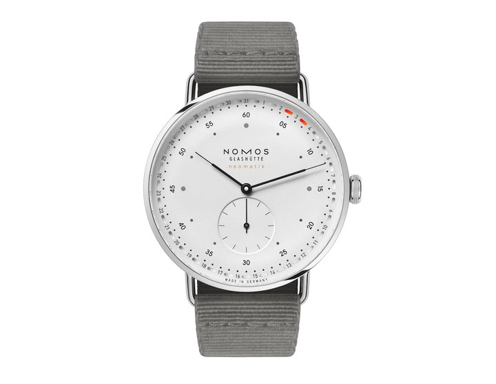 Metro was introduced in 2014 with manual winding. In 2016, the groundbreaking neomatik calibre (DUW 3001) was released. Now Metro neomatik 41 Update is here: the watch with the ultra-slender NOMOS automatic calibre and ring date, with a diameter of 41 mm.