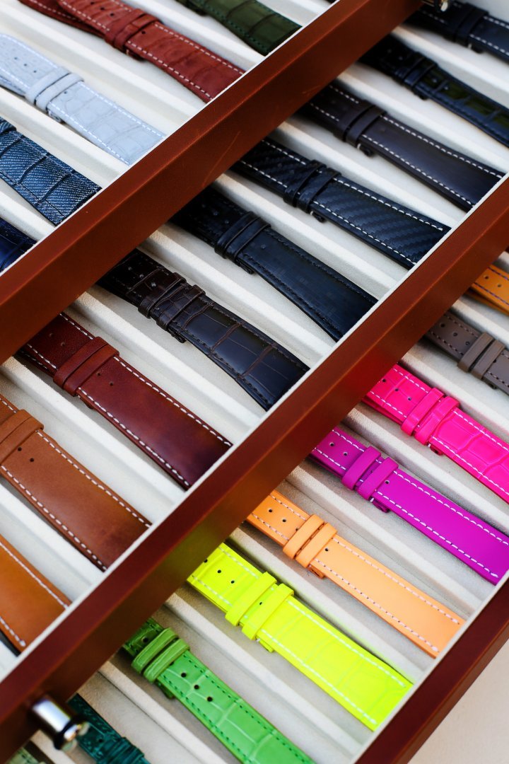 Leather straps: when competitors agree to partner
