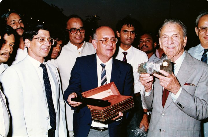 Xerxes Desai alongside J.R.D. Tata at the Titan watch plant in Hosur on 11 March 1988. Between them is B. N. Yalamalli.