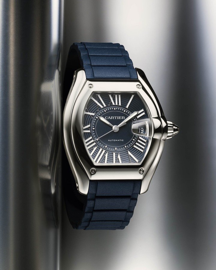 Launched in 2002, the Roadster is making a major return to the watchmaking stage. Among its distinctive design codes drawn from the world of automotive bodywork are a dial inspired by speedometers, an ogive-shaped crown, a cyclops date magnifier reminiscent of a headlamp, as well as rivets, visible screws and an aerodynamic silhouette.
