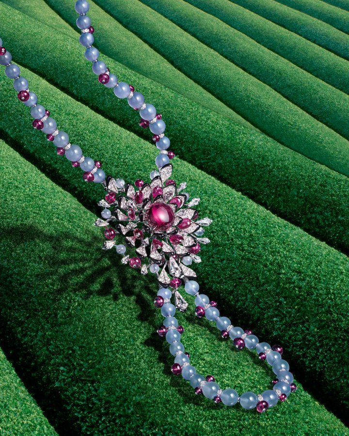 Cartier - Beautés du Monde Collection in white gold, Nouchali necklace with a 10.61-carat cabochon-cut rubellite as its central stone, six kite-shaped diamonds totalling 3.45 carats, kite-shaped diamonds, chalcedony and rubellite beads, black lacquer, brilliant-cut diamonds
