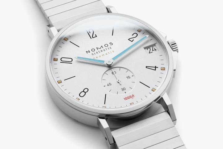 The Tangente Sport won the 2020 iF Design Award. This automatic model features a case with a screw-down crown, a white silver-plated dial, luminescent colouring on the hands and indexes, and a “1000 ft” inscription—a subtle allusion to the watch's water resistance.