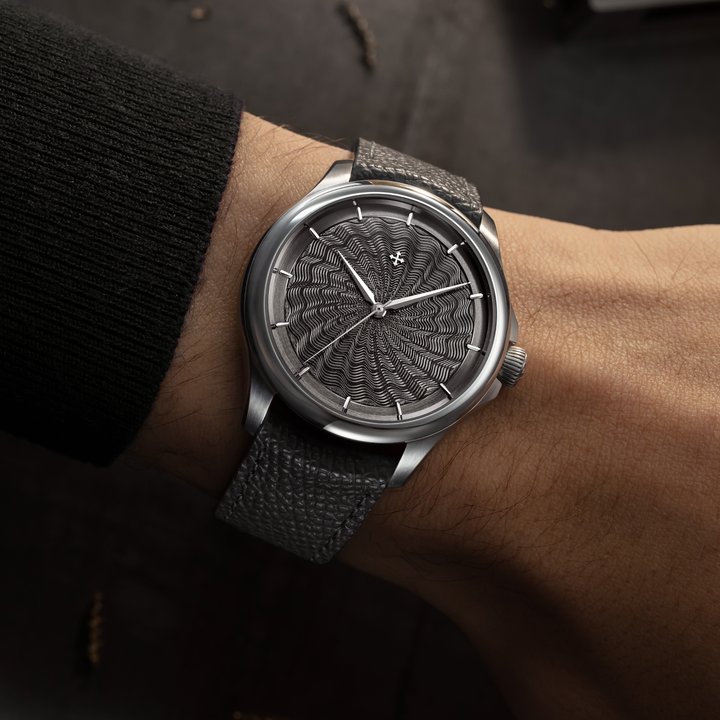 The Redentore Utopia II comes in a 38 mm diameter 316L stainless steel case, with a thickness of 8.9 mm.