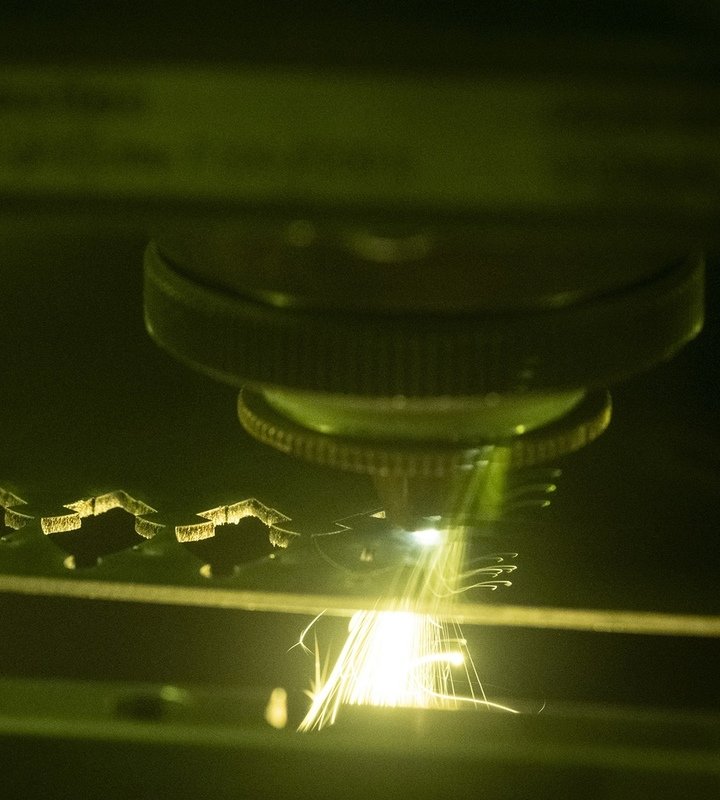 At the heart of its approach, Akillis incorporates precision technologies borrowed from Haute Horlogerie and aeronautics. The use of laser cutting, digital milling and advanced surface treatments enables the creation of extremely sophisticated designs.