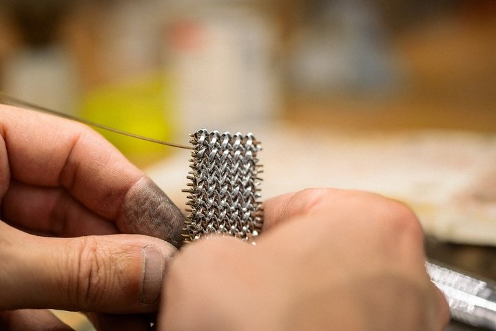 Insertion of pins in a “Polish” bracelet for the Universal Genève SAS Polerouter (2025).