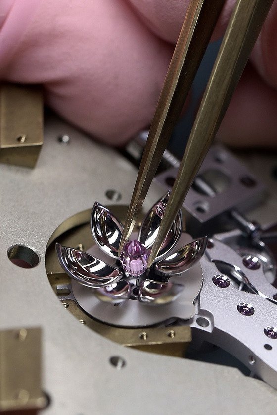 Jaquet Droz blooms with the Lady 8 Flower 