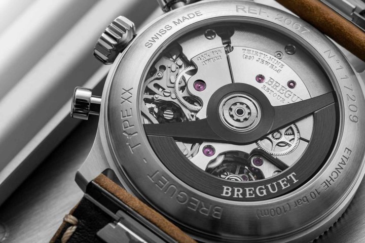 In addition to its innovative flyback function, Calibre 728 benefits from Breguet finishing with sunray brushing, snailing, chamfering, circular-graining and other visible decoration on the components, as well as a black DLC treatment on the column wheel.